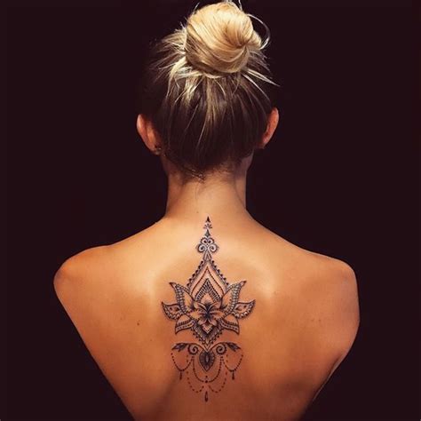 tatuajes para mujer en la espalda sexis|Las 10 mejores ideas e inspiración sobre tatuaje de mujer en la。